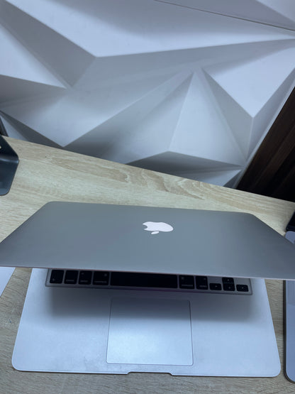 MacBook Air 13" 8GB RAM 128GB Disco Duro - Seminuevo